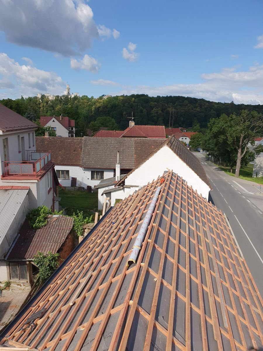 Nové laťování střechy, v pozadí zámek Hluboká